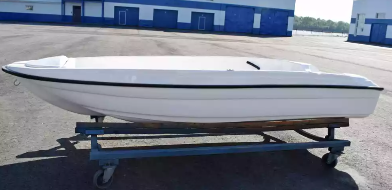 Стеклопластиковая лодка Пингвин (тримаран) в Владикавказе