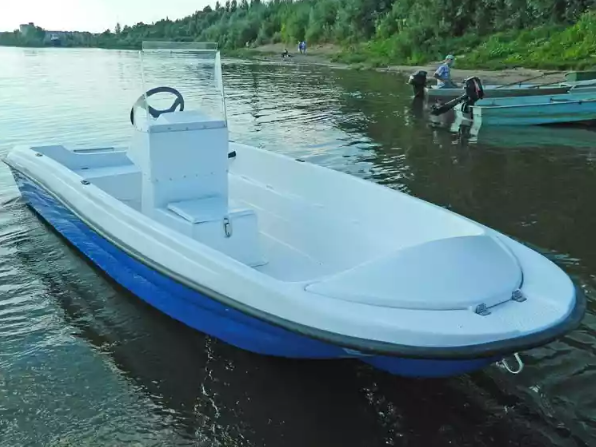 Стеклопластиковая лодка Пингвин с консолью (тримаран) в Владикавказе