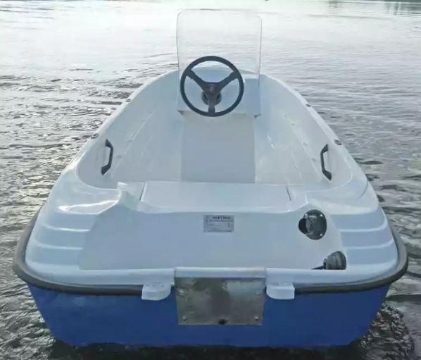 Стеклопластиковая лодка Пингвин с консолью (тримаран) в Владикавказе