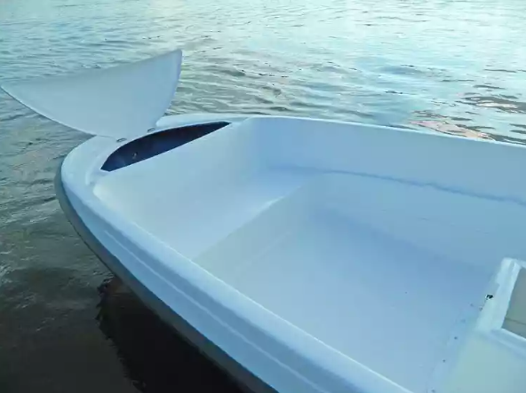 Стеклопластиковая лодка Пингвин с консолью (тримаран) в Владикавказе
