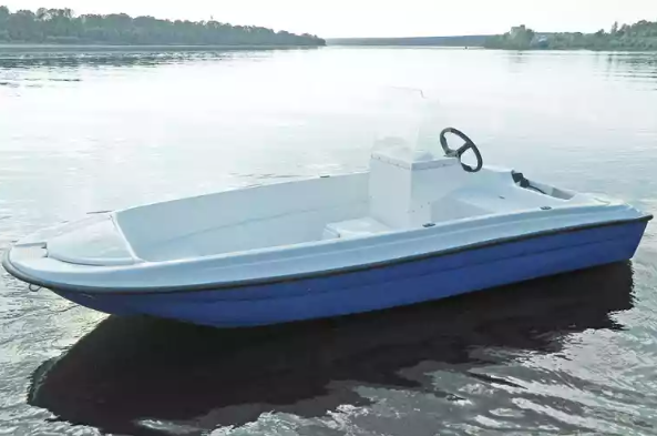 Стеклопластиковая лодка Пингвин с консолью (тримаран) в Владикавказе