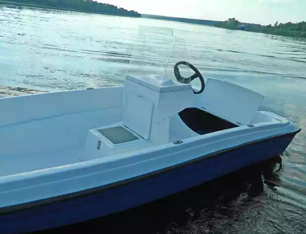 Стеклопластиковая лодка Пингвин с консолью (тримаран) в Владикавказе