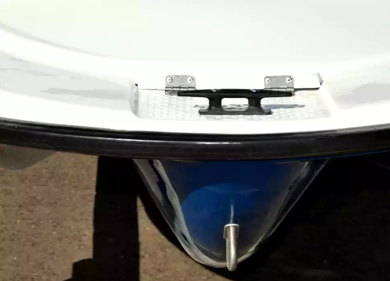 Стеклопластиковая лодка Пингвин с консолью (тримаран) в Владикавказе