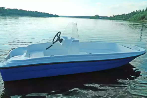 Стеклопластиковая лодка Пингвин с консолью (тримаран) в Владикавказе