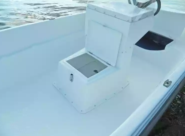 Стеклопластиковая лодка Пингвин с консолью (тримаран) в Владикавказе