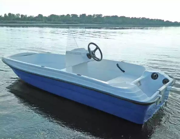 Стеклопластиковая лодка Пингвин с консолью (тримаран) в Владикавказе