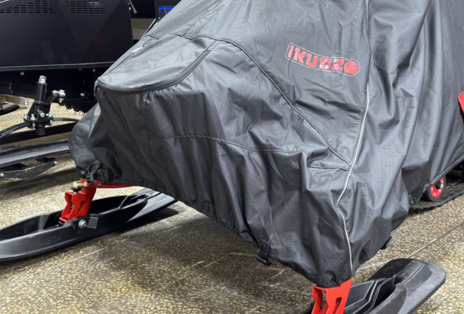 Чехол транспорт. снегохода IKUDZO HUNTER черно-красный Оксфорд ПРЕМИУМ качества с лого IKUDZO в Владикавказе