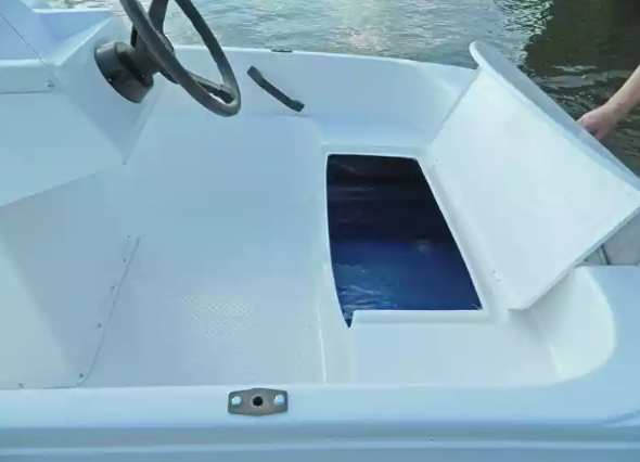 Стеклопластиковая лодка Пингвин с консолью (тримаран) в Владикавказе